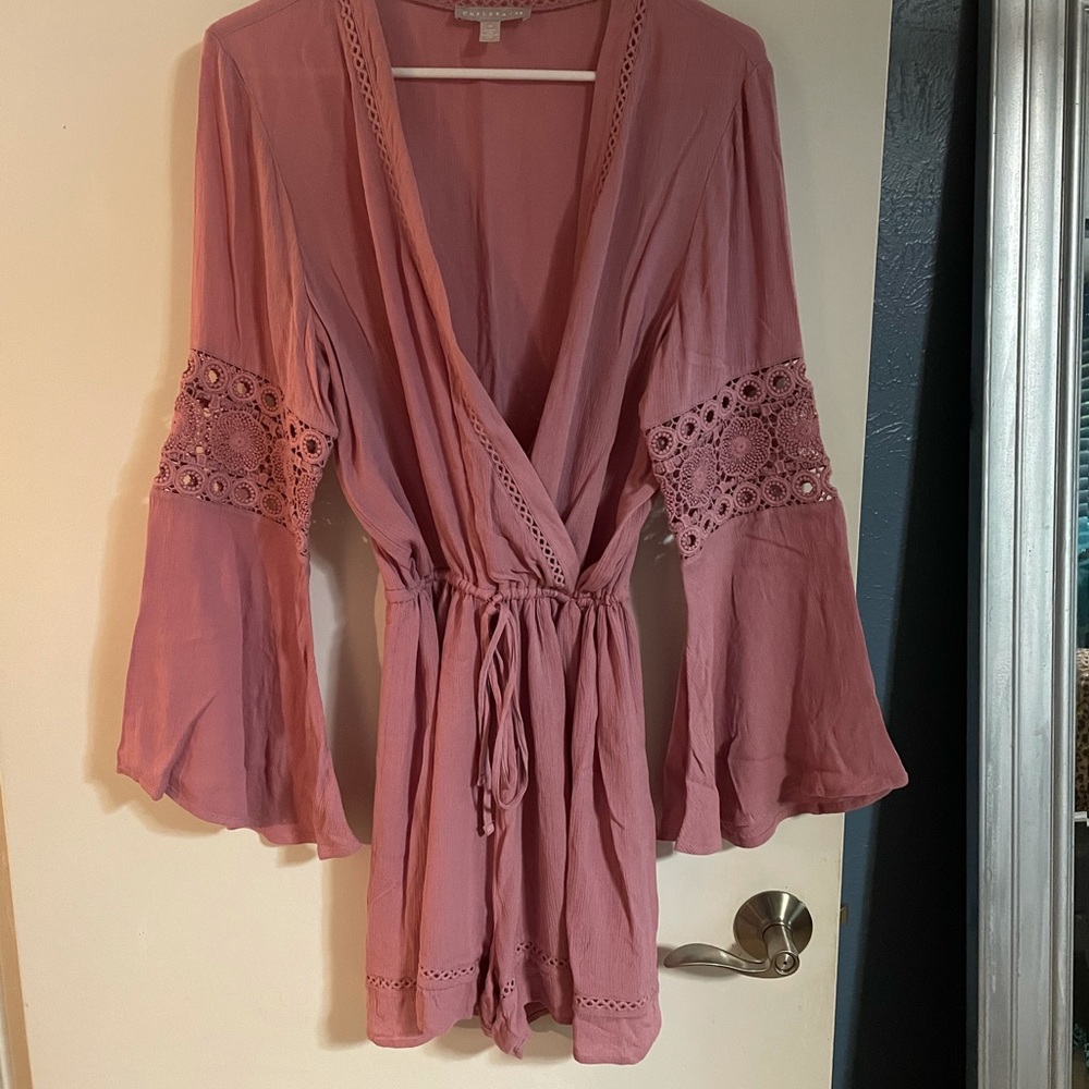 Light pink romper with detailed wide sleeves
